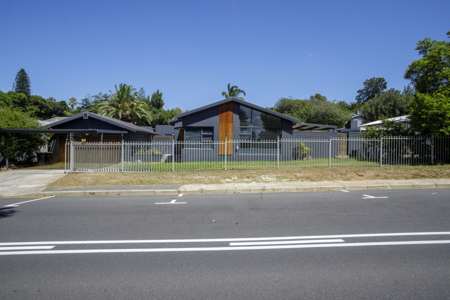 4 Bedroom Property for Sale in Loevenstein Western Cape